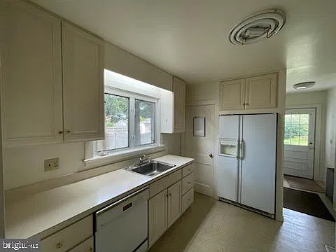 3 bed, 1.0 bath, 2016 sqft, $2,600 — Photo 3