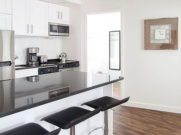 5th image of 150 W 51st St APT 907