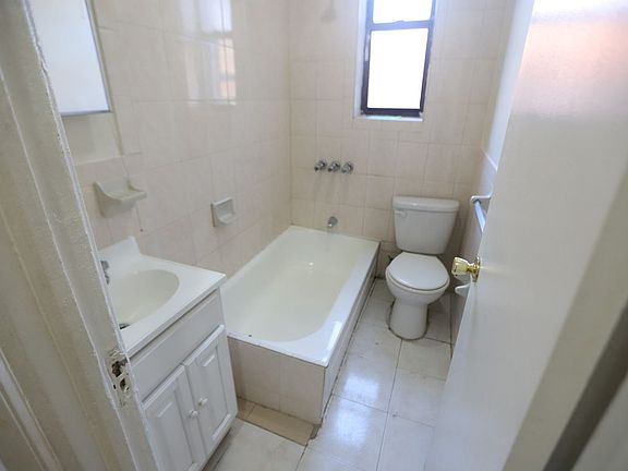 5th image of 271 Sullivan Pl APT 3A