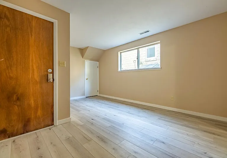 1103 E Samuel Ave — Photo 2