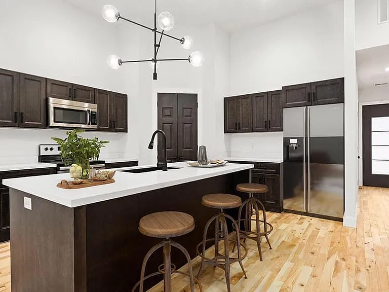 105 W Maplewood Ln — Photo 2