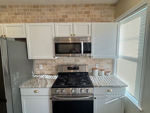 4th image of 89 Waterman Ave Floor 1