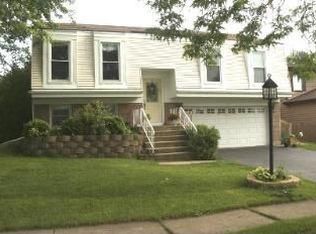 470 Hampton Ln, Roselle, IL 60172