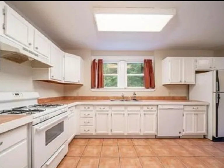 123 Pinewood St — Photo 5