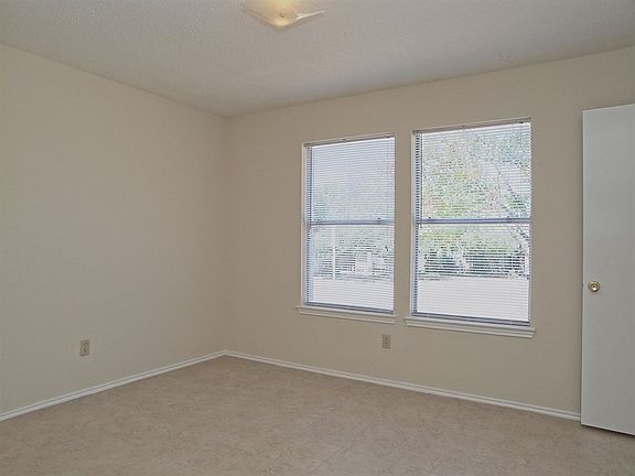 3rd image of 16207 Edgemere Dr