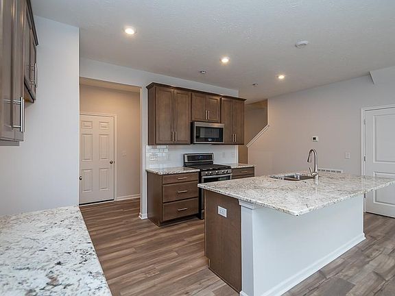 5th image of 733 Greenway Dr