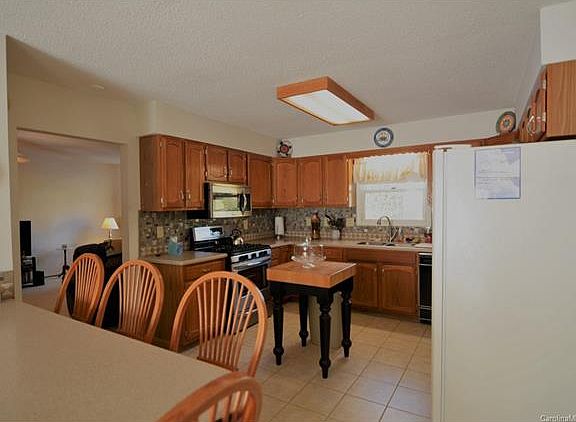 5th image of 405 Camelot Dr