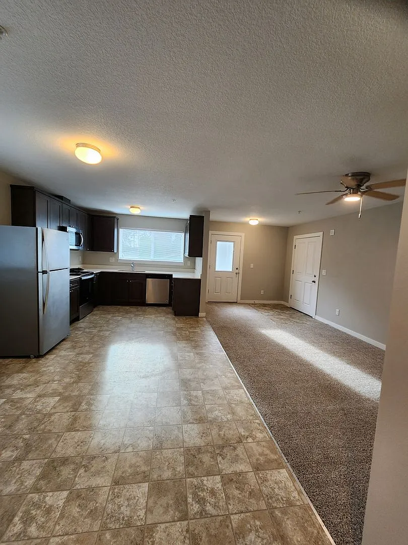 #411 Plymouth Apartments — Photo 3