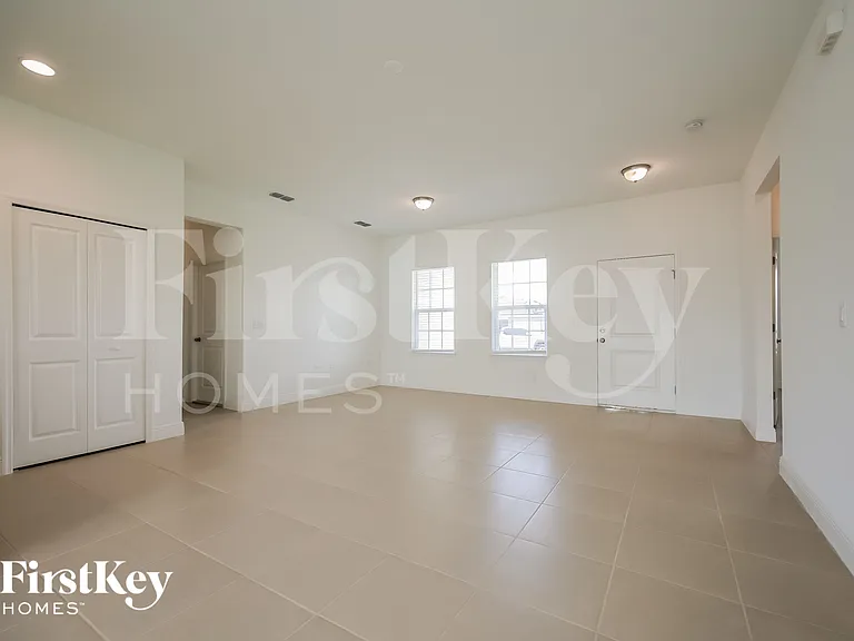 318 Aster Ct — Photo 3