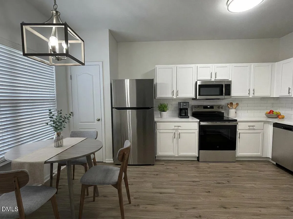 3 bed, 2.5 bath, 1410 sqft, $1,595 — Photo 4