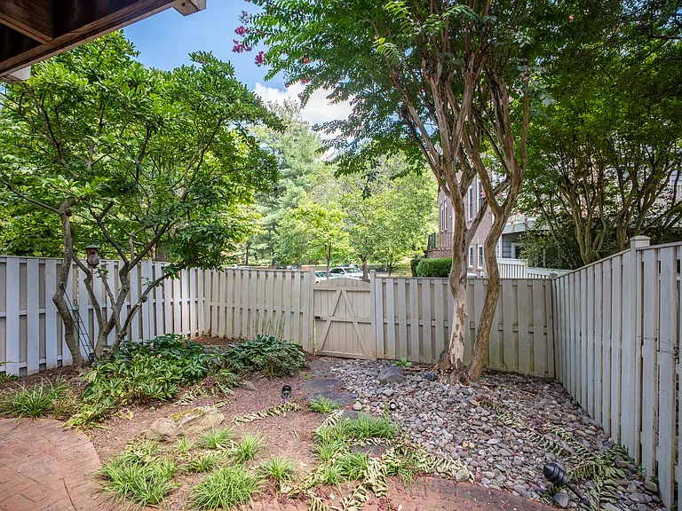 10186 Castlewood Ln — Photo 35