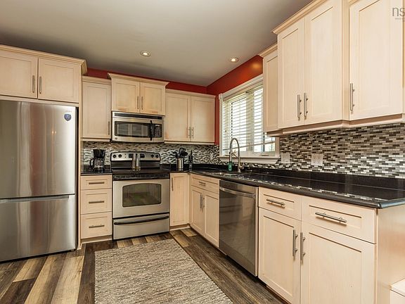 4th image of 556 Brunswick St