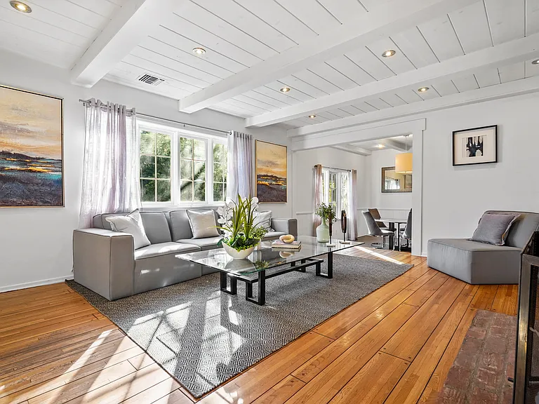 23057 Sylvan St — Photo 14