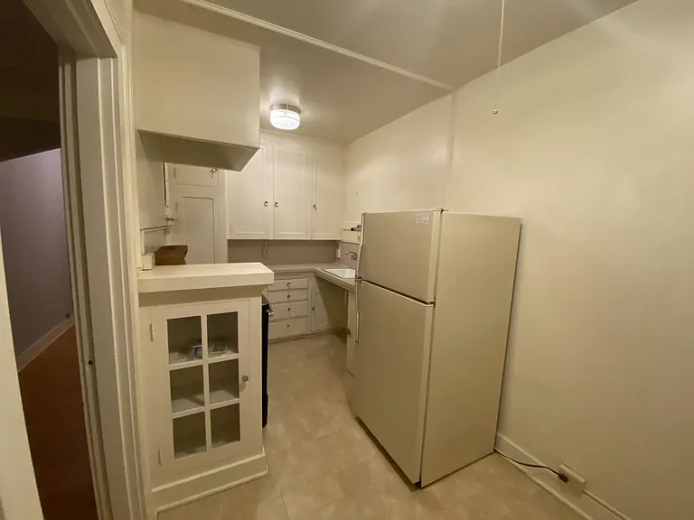 Broadway Crest Apartments — Photo 17