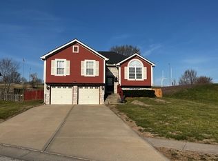 574 Hithergreen Dr, Lansing, KS 66043