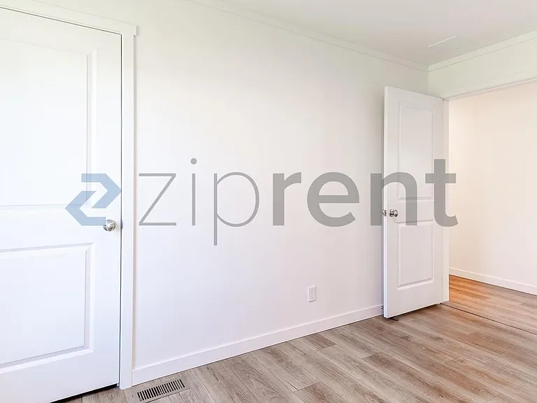23143 Lowe Rd E — Photo 27