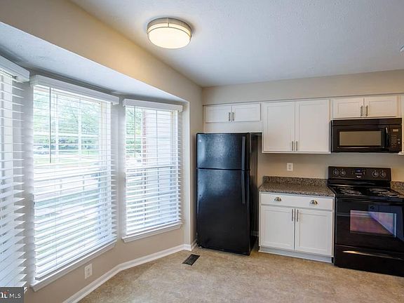 5th image of 344 Honeylocust Ct
