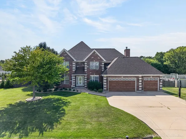 661 Hickman Ln, Woodstock, IL 60098