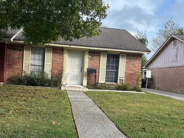 2210 Buchanan Dr, Baytown, TX 77520