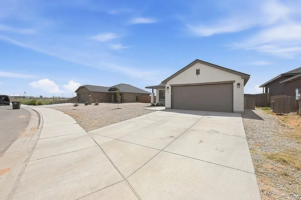 Brand new 3 bd/2 bth home in quiet neighborhood! Turf backyard with plants! All appliances! 10 mi... — Photo 3
