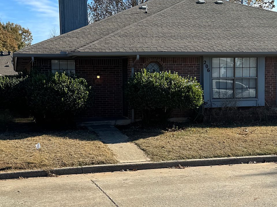 1st image of 206 Village Oaks Dr