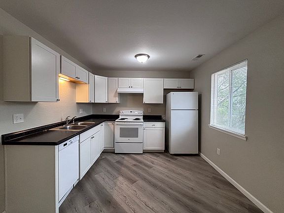 4th image of 1115 Chiricahua Loop APT B
