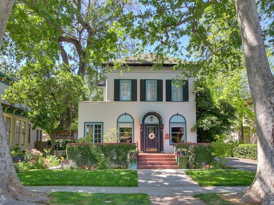 1st image of 714 College St
