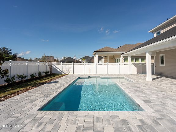4th image of 392 COURTNEY OAKS Drive