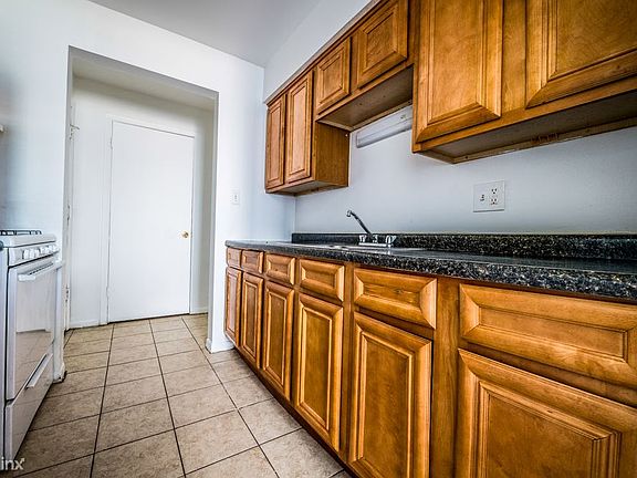 1677 State St Apartments Chicago Kitchen_02