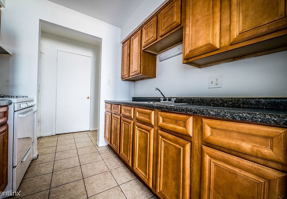 1677 State St Apartments Chicago Kitchen_02