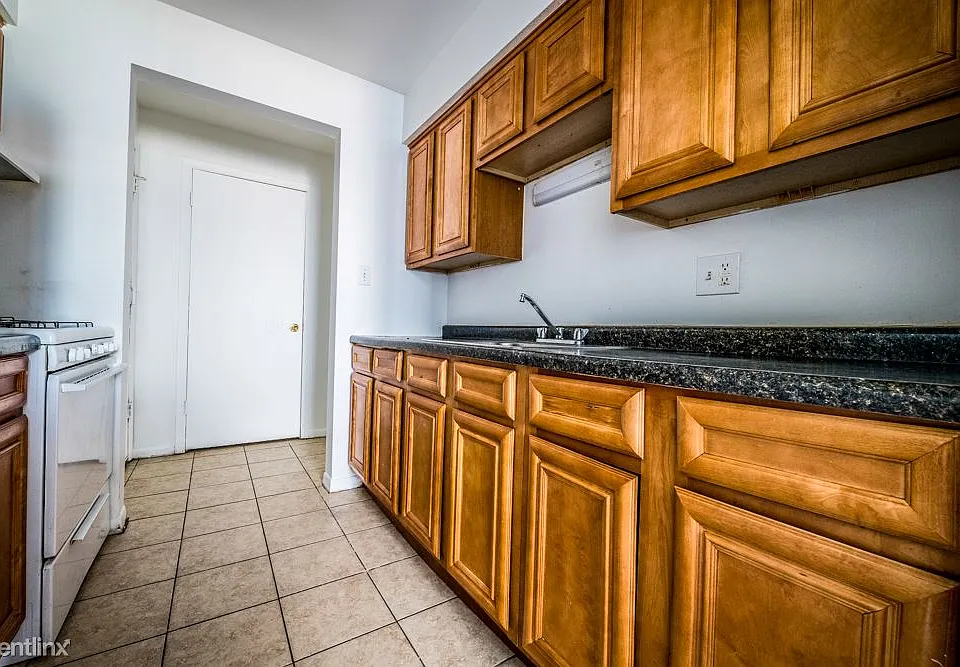 1677 State St Apartments Chicago Kitchen_02