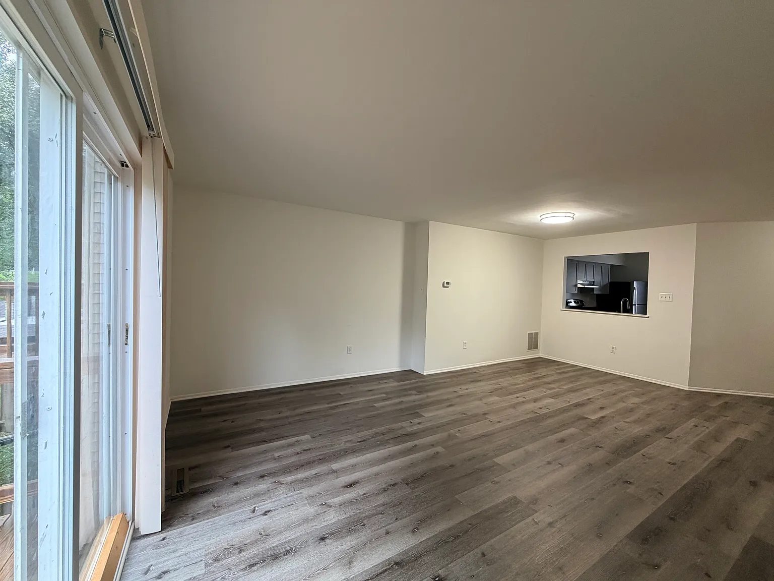 Beautiful End-Unit Townhome in Columbia! — Photo 3