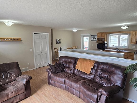 3rd image of 4734 54a Ave