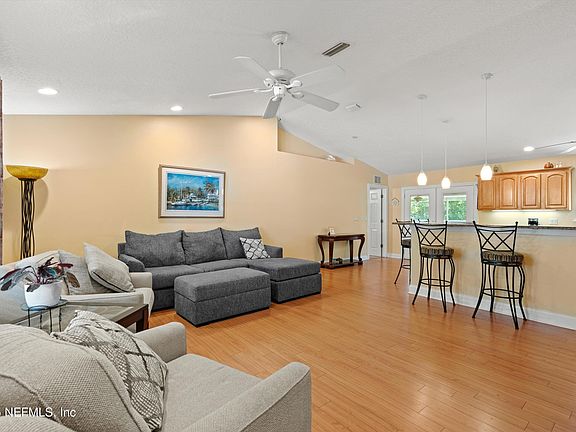 3rd image of 2717 POINSETTIA Avenue