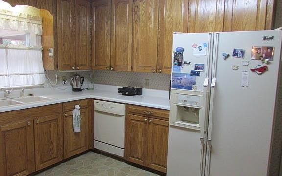5th image of 111 Laurel Ave W