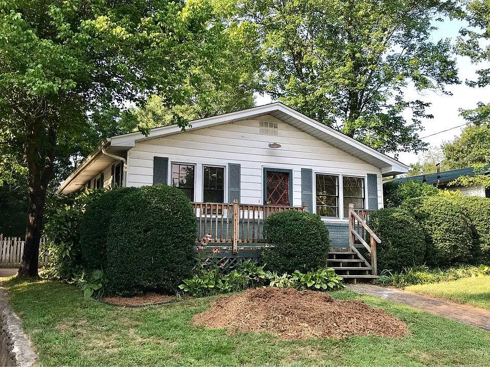 3 bed, 988 sqft, $1,950 — Photo 1