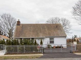 2 Glen Ln, Copiague, NY 11726