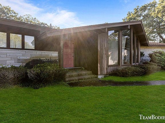 3rd image of 2035 Easthill Dr