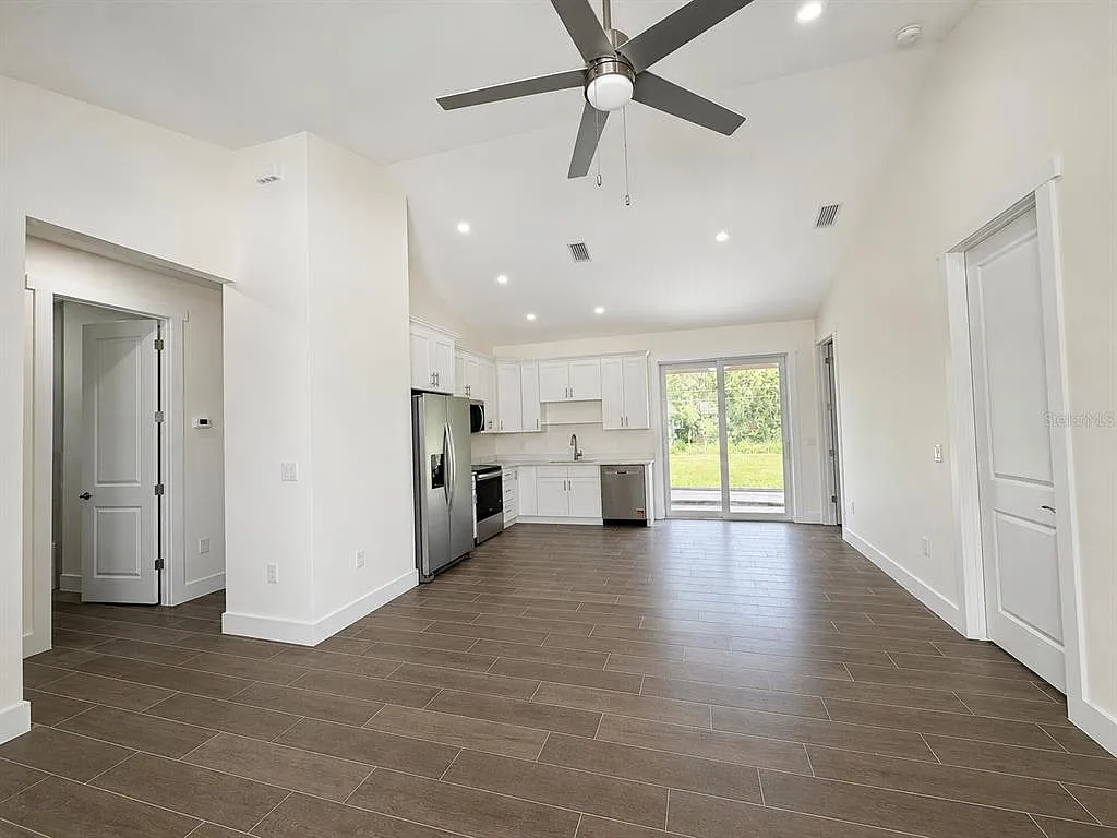 3 bed, 2.0 bath, 1196 sqft, $1,900 — Photo 2