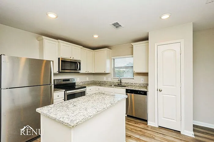 3 bed, 2.0 bath, 1379 sqft, $1,845 — Photo 2