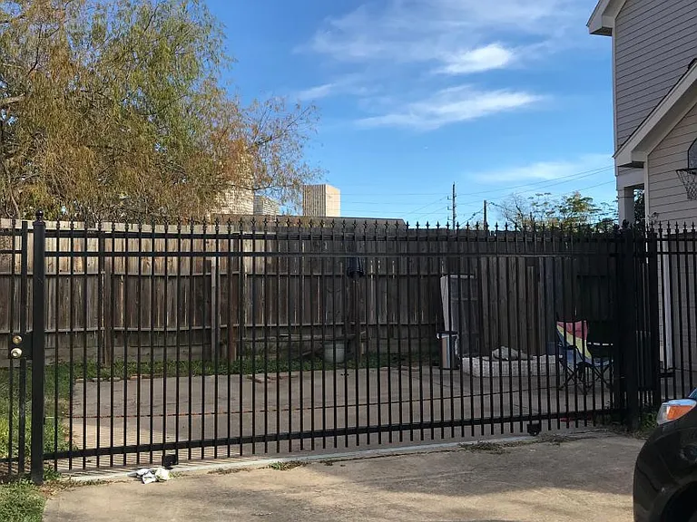 1620 Andrews St — Photo 3