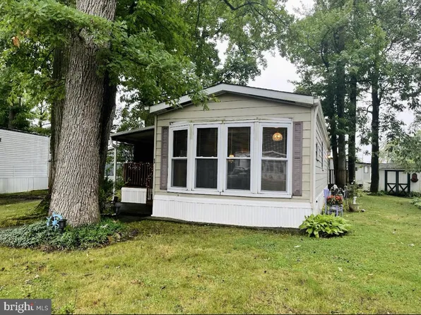 1 Forest Dr, Hightstown, NJ 08520
