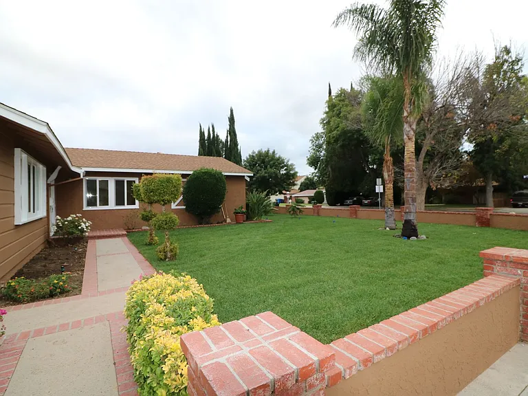22325 Wyandotte St — Photo 3