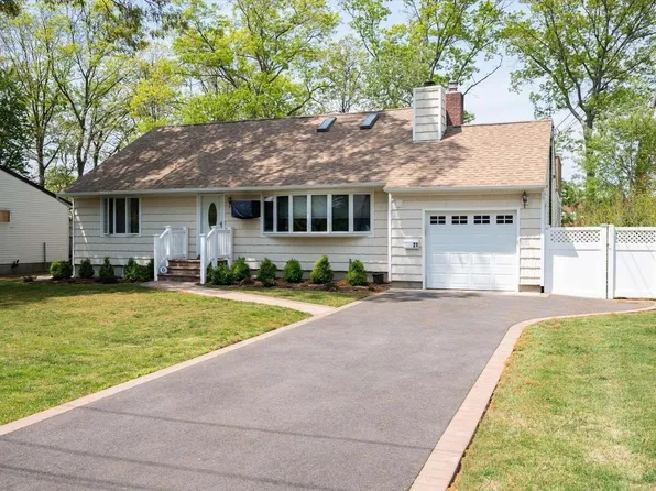 21 Abrew Street, Bay Shore, NY 11706