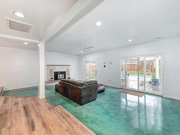 5th image of 987 Greenhurst Way