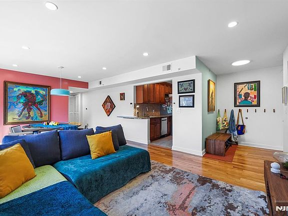 4th image of 7410 Boulevard E