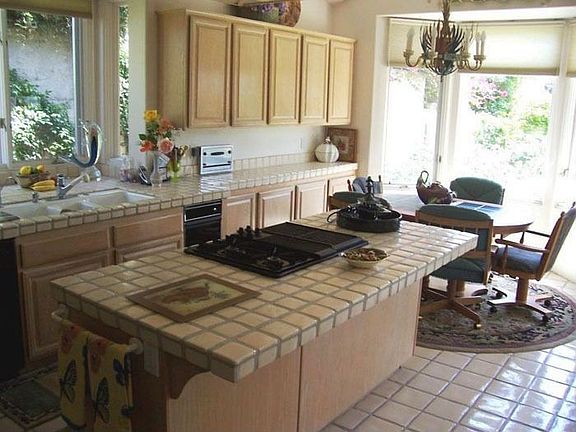 3rd image of 975 Vista De La Mesa Dr