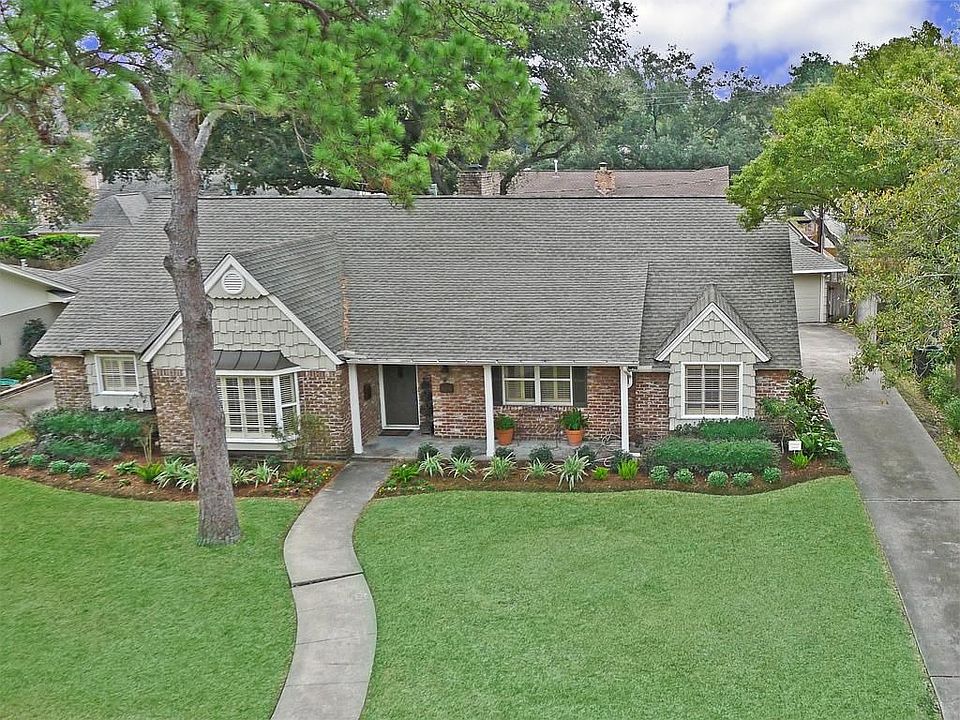 This is a nicely updated home in Memorial Hollow!