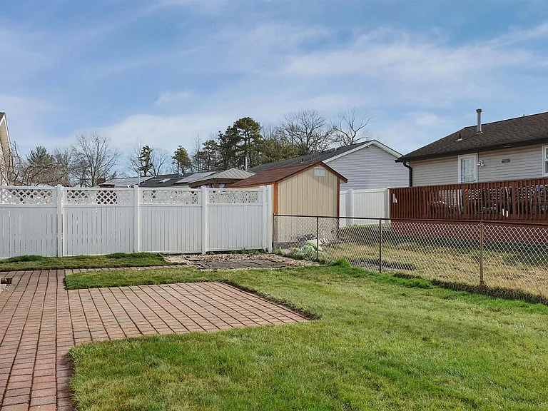 16 Pine Tree Ln — Photo 4