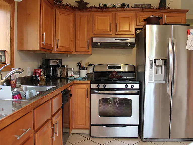 2440 N Oakland Ave — Photo 11